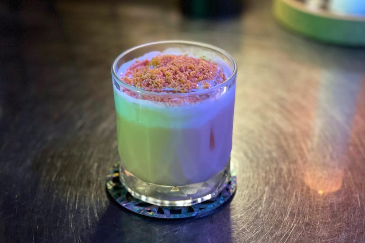 Авторский коктейль "Крыса" в коктейль-баре Zoo Sindang, содержащий темный ром, Бейлиз и ананас.