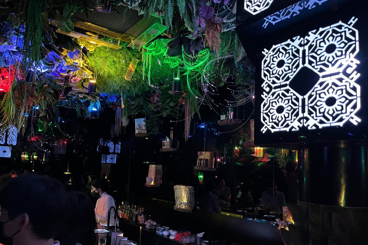 Изысканный интерьер коктейль-бара Zoo Sindang в Сеуле, украшенный яркими светильниками и растениями.