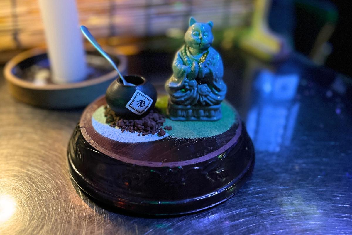 Десерт с муссом из черного кунжута и пастой из красных бобов в коктейль-баре Zoo Sindang.