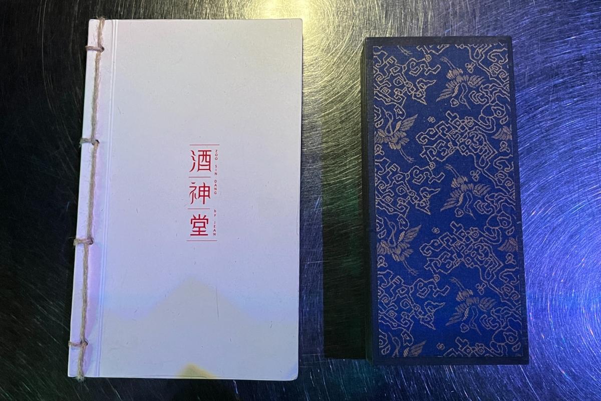 Меню еды и напитков с традиционным корейским оформлением в коктейль-баре Zoo Sindang.