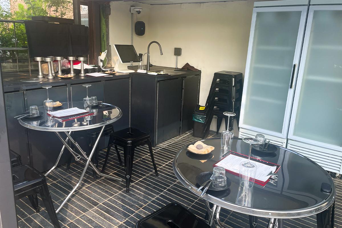 室外阳台视图, Hidden Hour 餐酒馆位于首尔广藏市场