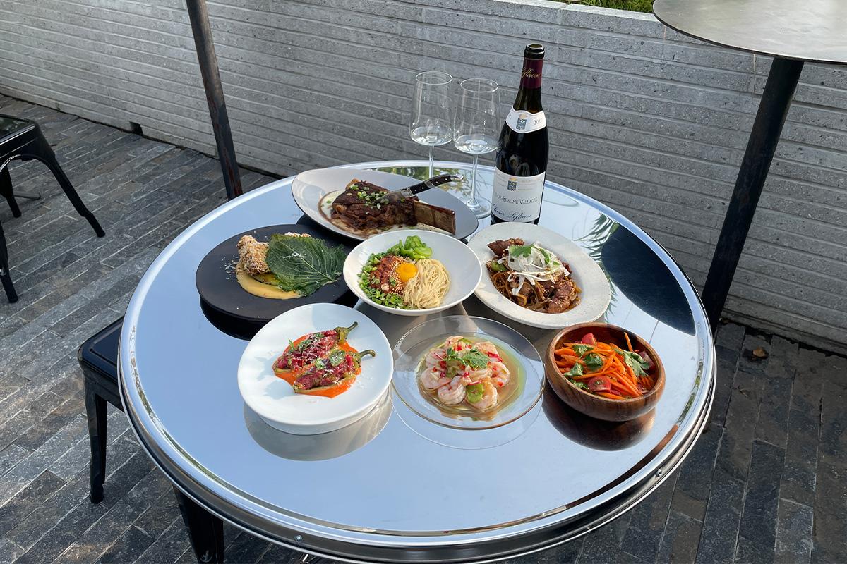 丰富的美食品尝，搭配红酒，位于 Hidden Hour 餐酒馆