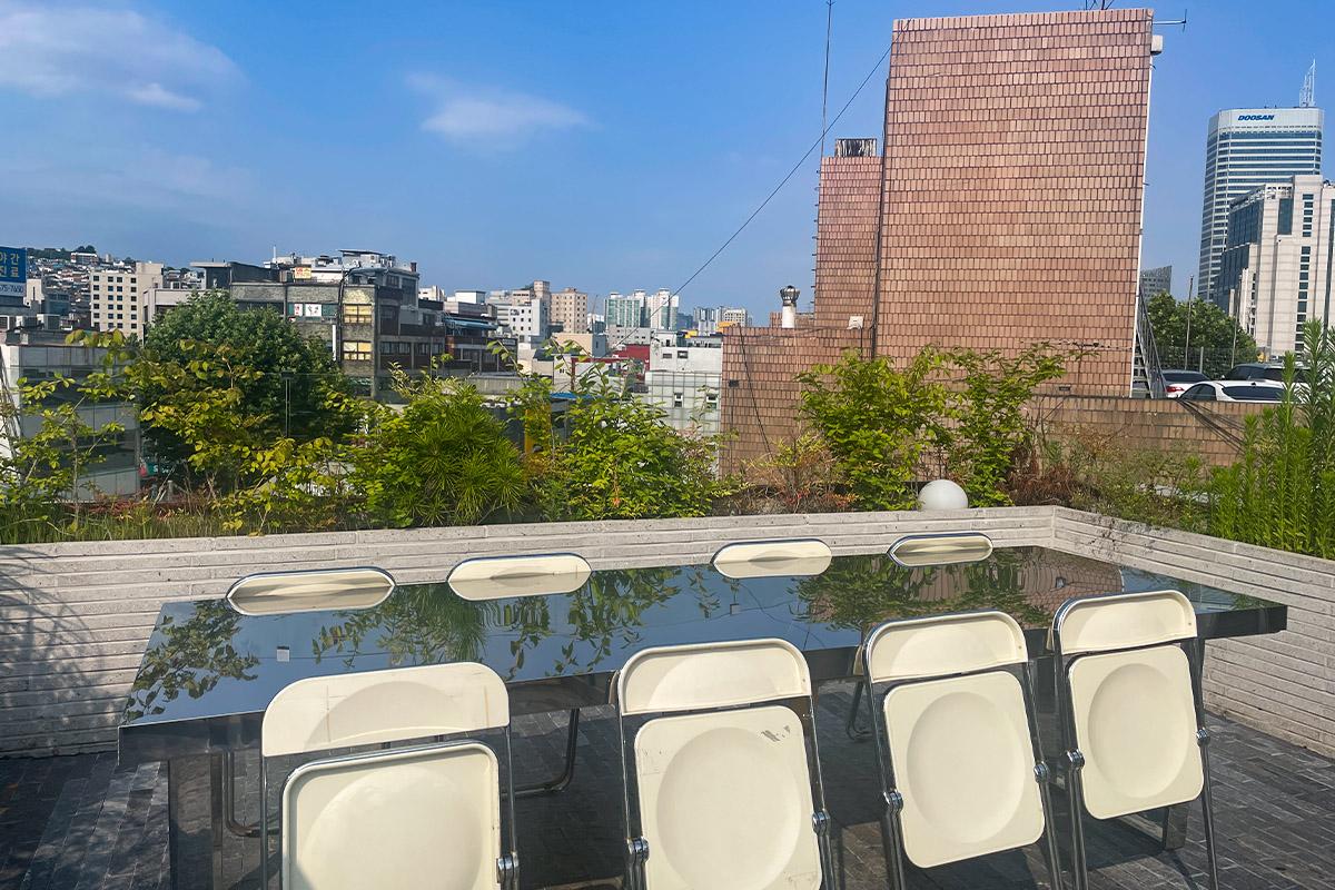 Hidden Hour 餐酒馆屋顶露台上的餐桌