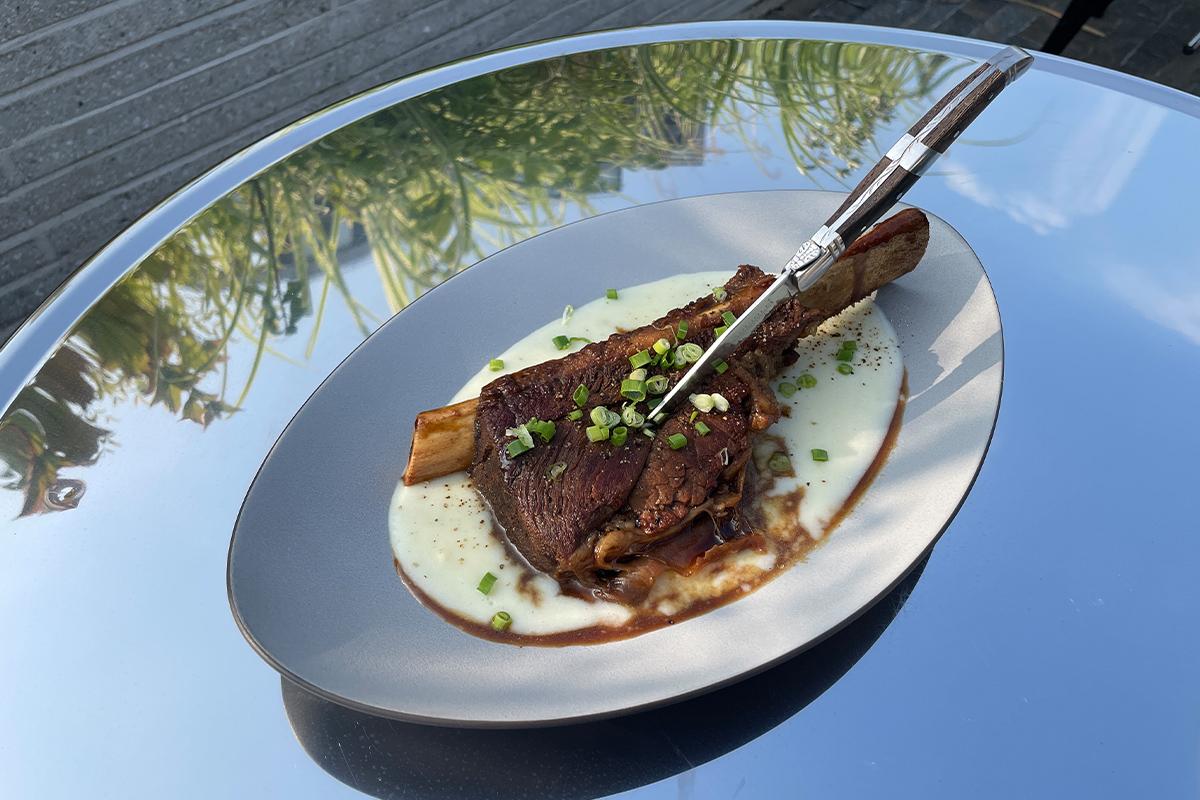 Hidden Hour 的经典牛大排骨，配韩式红酒