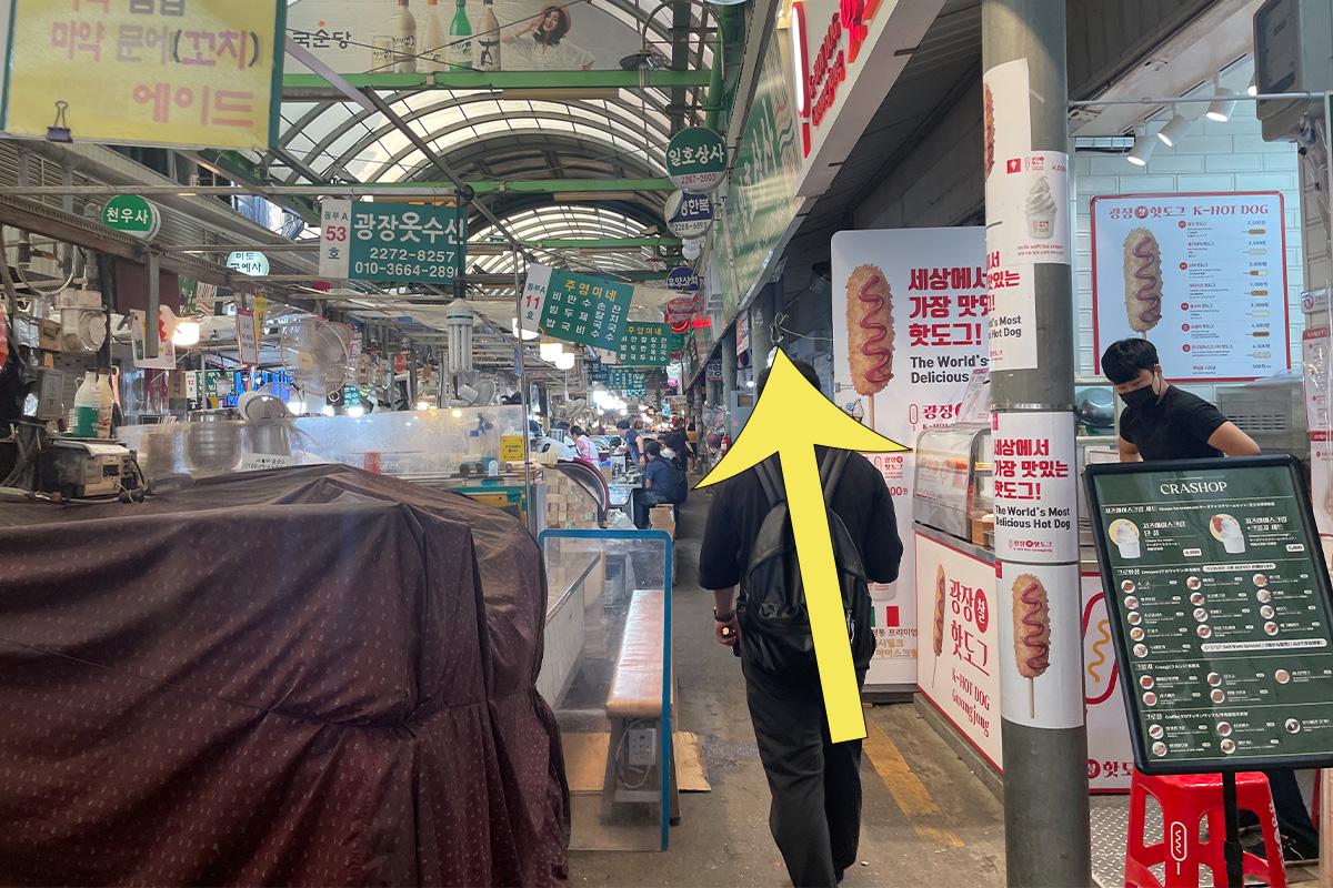 步行大约20米，看到 Hidden Hour 标志前行