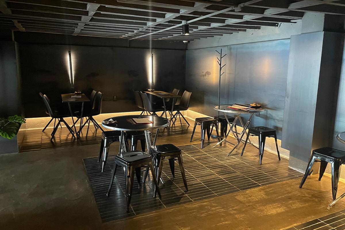 Hidden Hour 餐酒馆内的精致桌椅配置