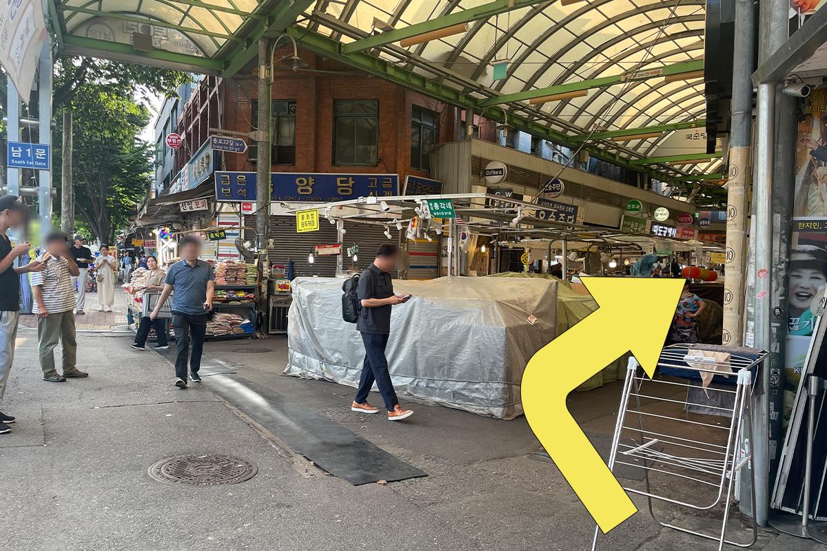 步行到广藏市场东门南入口，通往 Hidden Hour