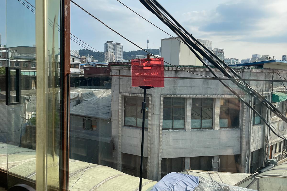 Hidden Hour 餐酒馆的休息区吸烟区域