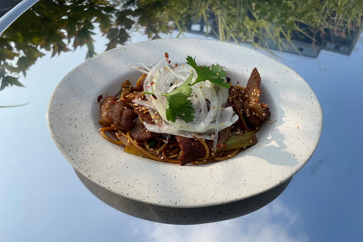 位于 Hidden Hour 的酱油猪肉炒面，搭配轻松的用餐环境