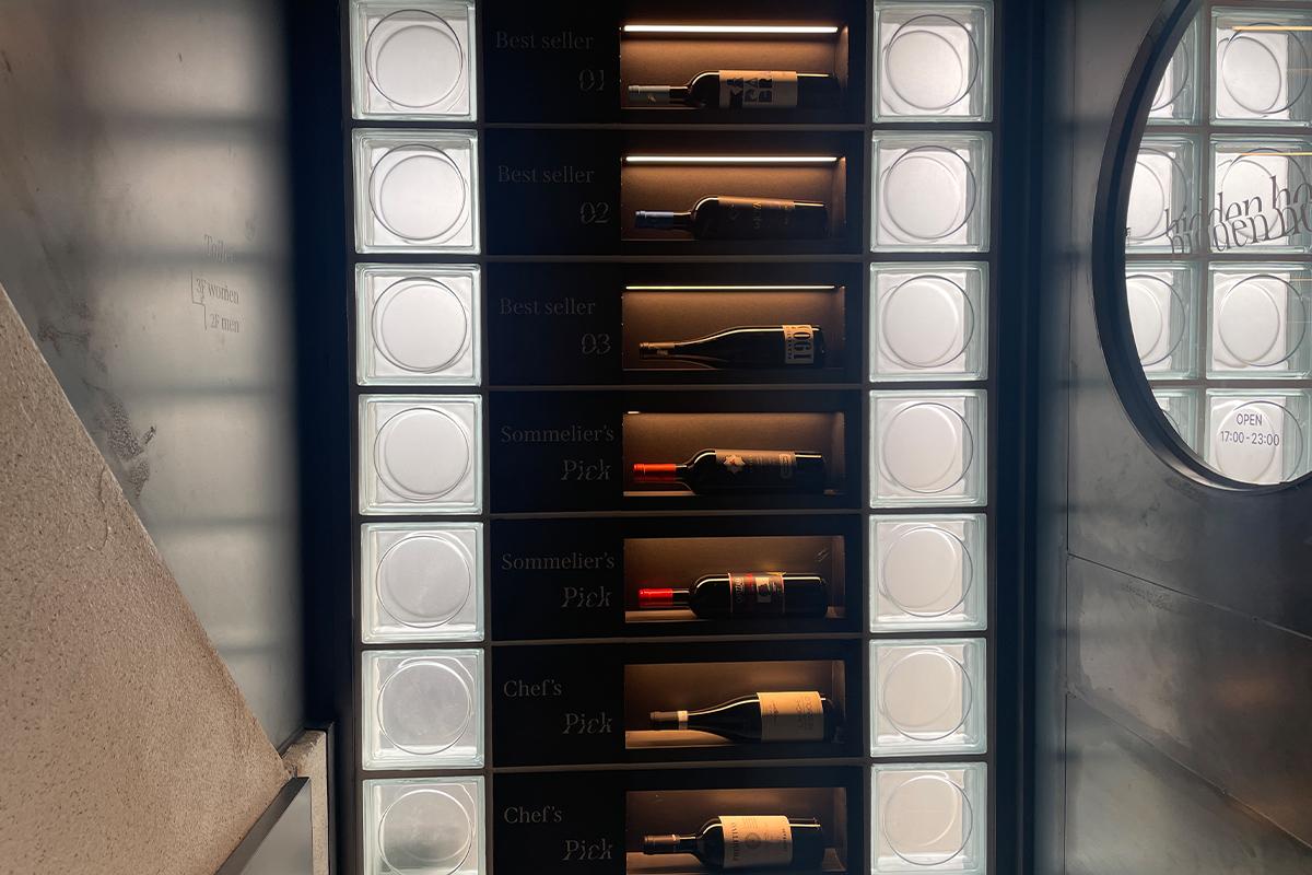 Hidden Hour 餐酒馆内的葡萄酒展示墙