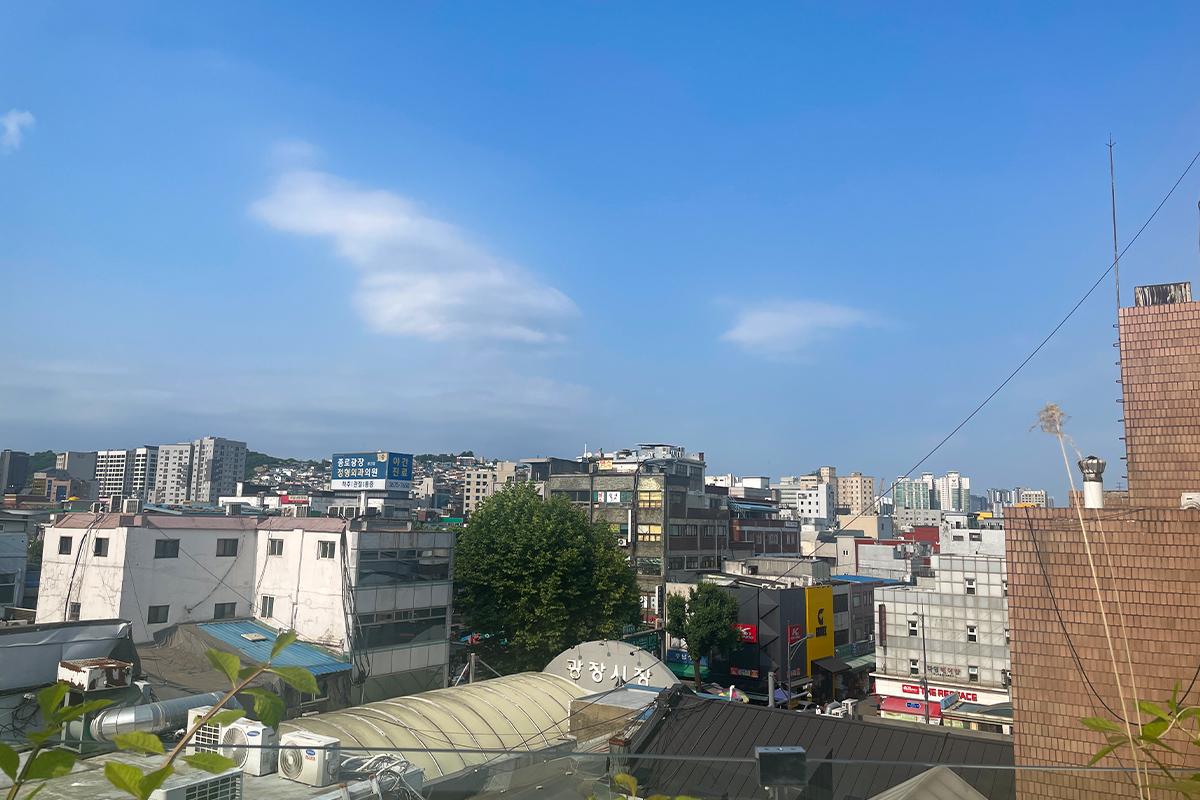 首尔广藏市场的城市景观，视野开阔