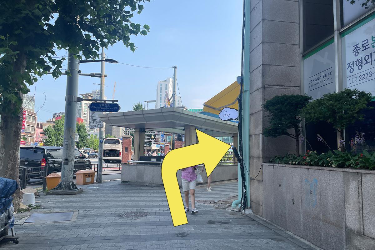 过路口右转，前往广藏市场 Hidden Hour 的路线