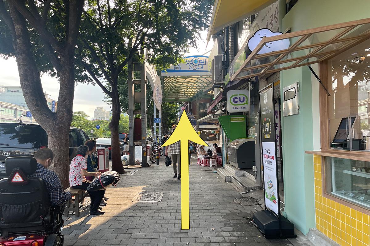 继续直走，小心行驶到广藏市场 Hidden Hour