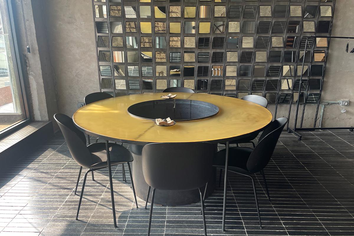 Broadview of Hidden Hour 餐酒馆内的圆形会议桌