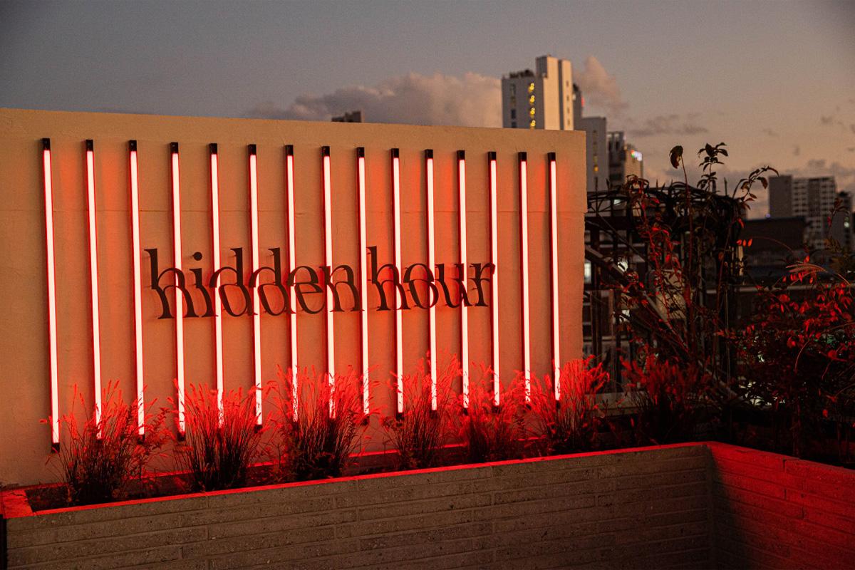 Hidden Hour 餐酒馆的夜晚标志照明，位于广藏市场