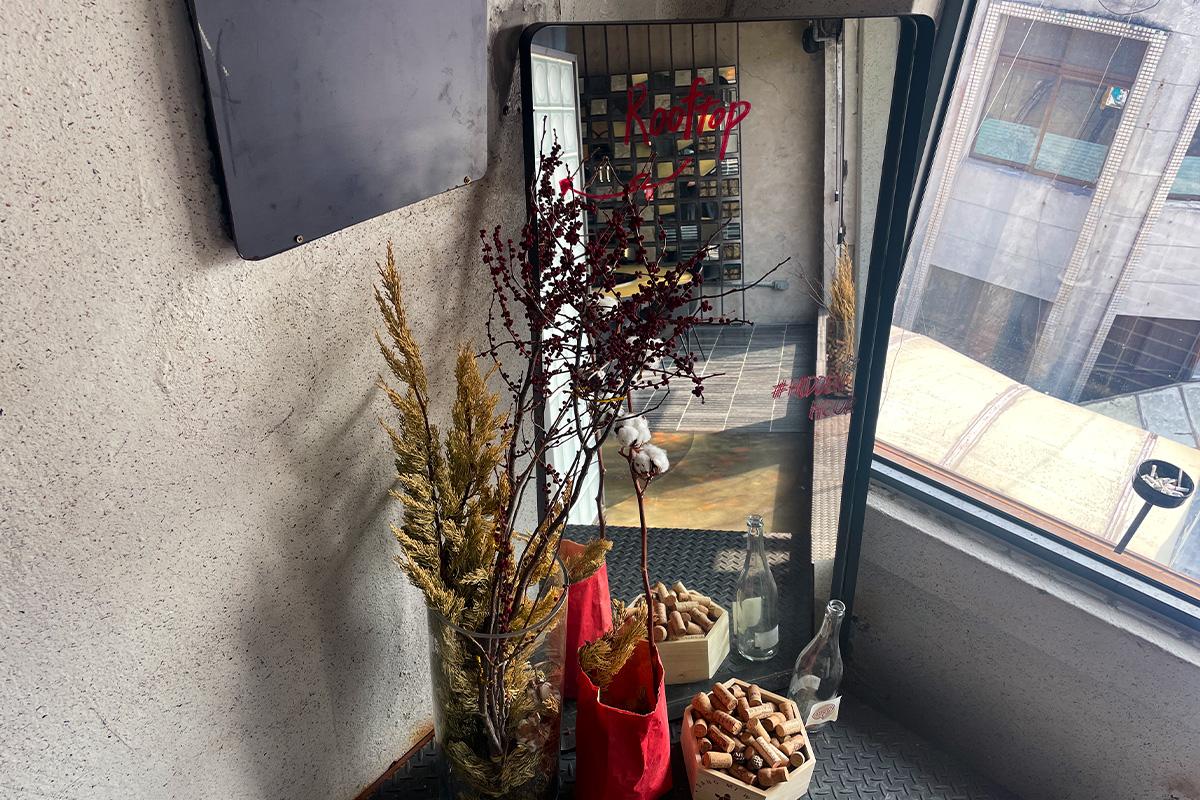 Hidden Hour 特有的花卉及软木塞装饰区