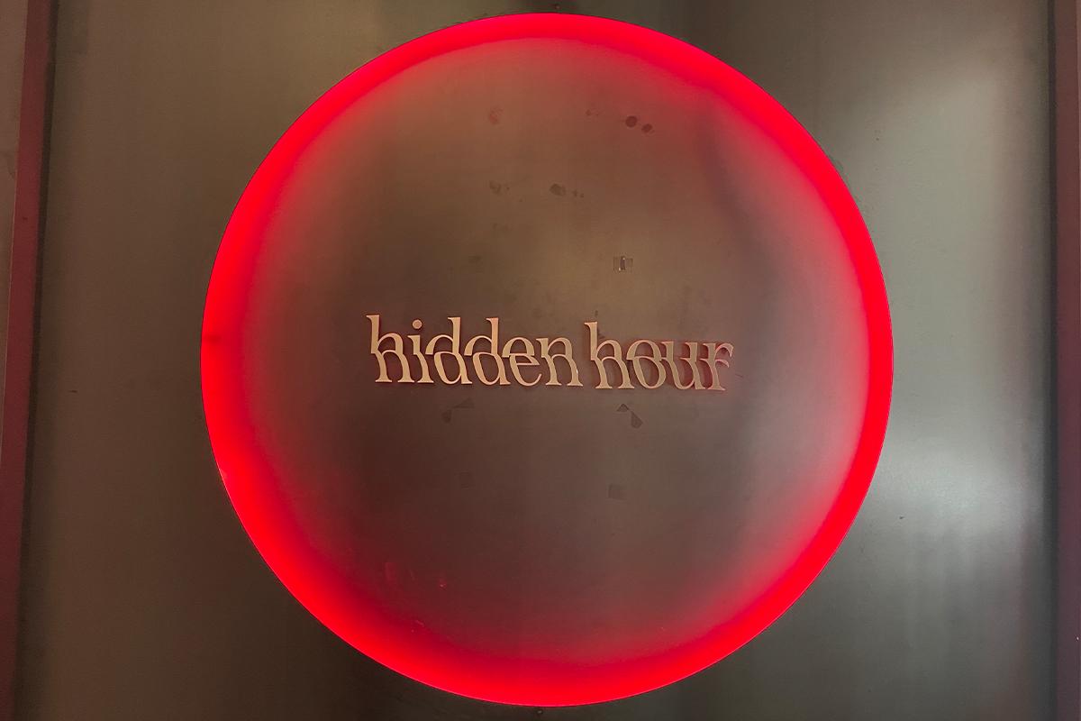 位于首尔广藏市场的餐酒馆 Hidden Hour 的红色发光标志