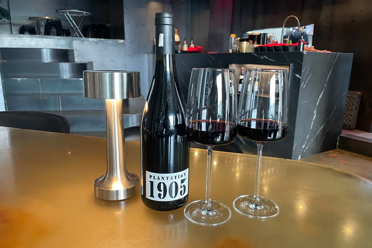 Hidden Hour 餐酒馆内提供的 1905 年葡萄酒