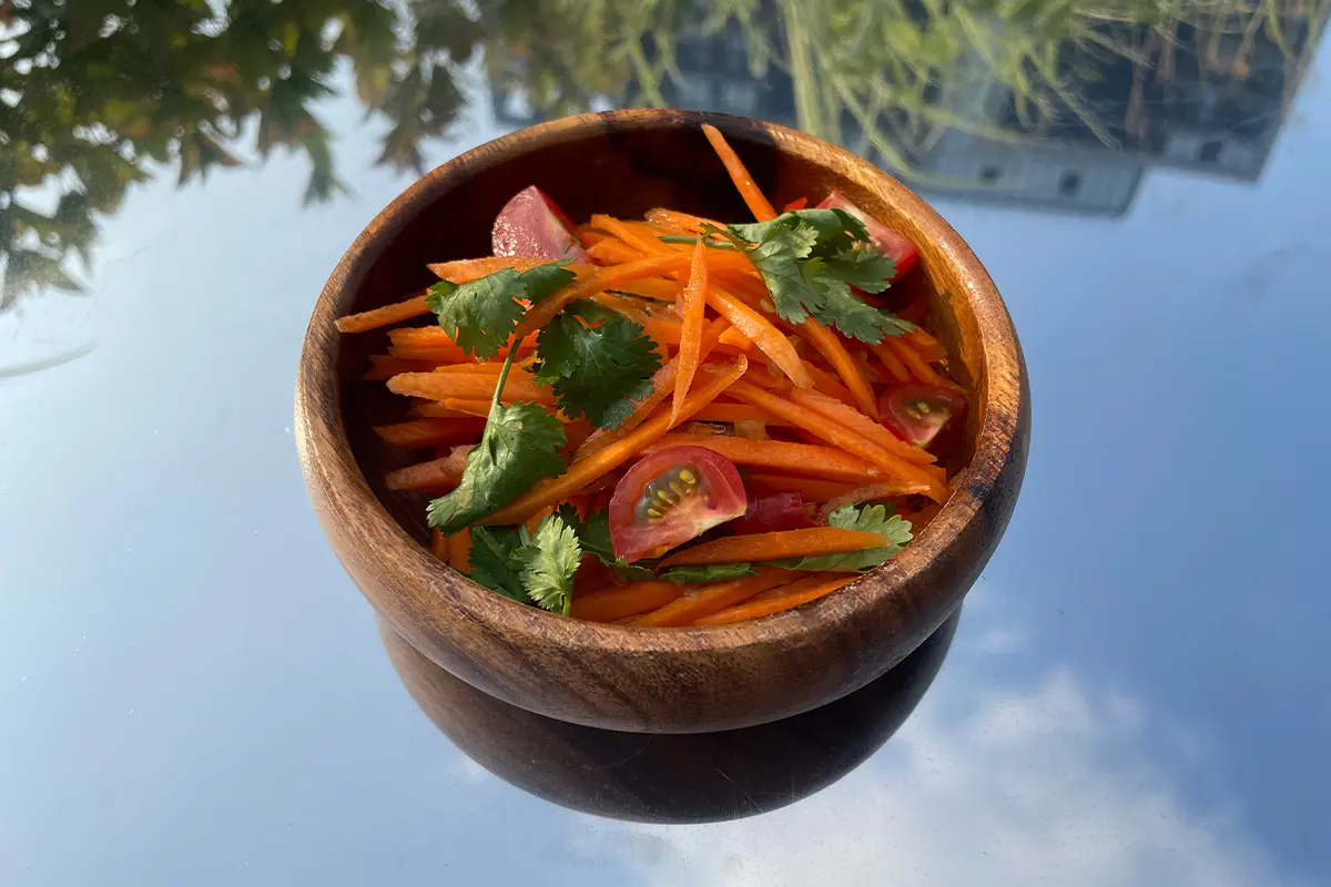 Hidden Hour 的红萝卜泡菜，搭配鲜酱菜品