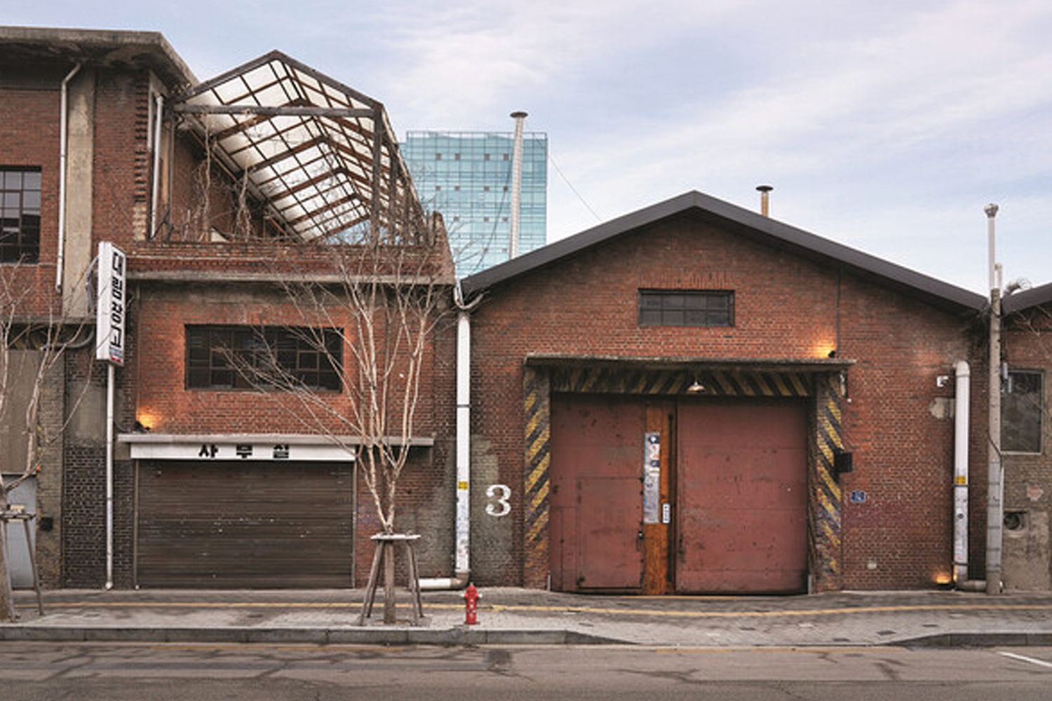 時尚風格在聖水的展示，背景為舊工廠改造的建築，特色兼具質感的優雅風格與街頭的氛圍融為一體。