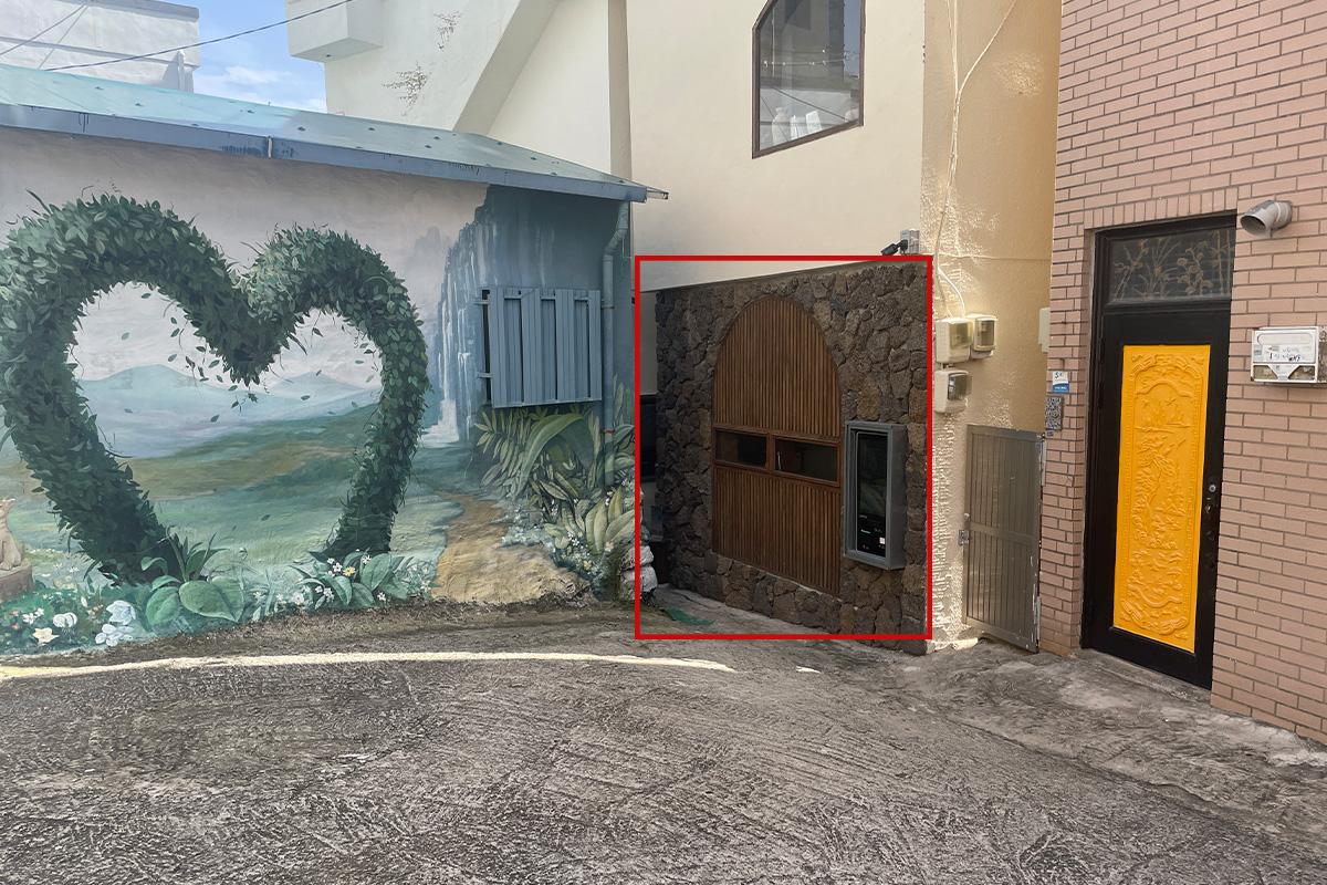 Вид на мост и город вдали со стеклянной террасы кафе в Пусане.