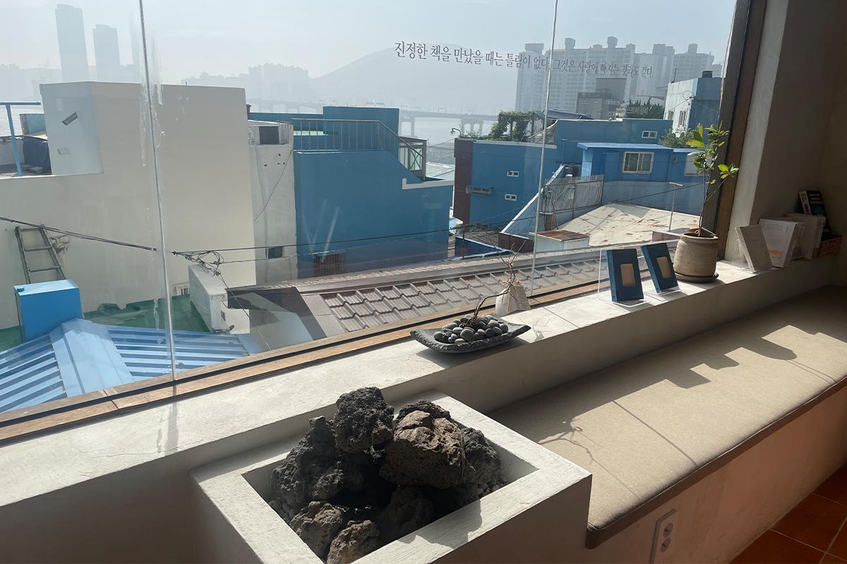 Вид на океан из окна книжного кафе Sea Sea with Book в Пусане.