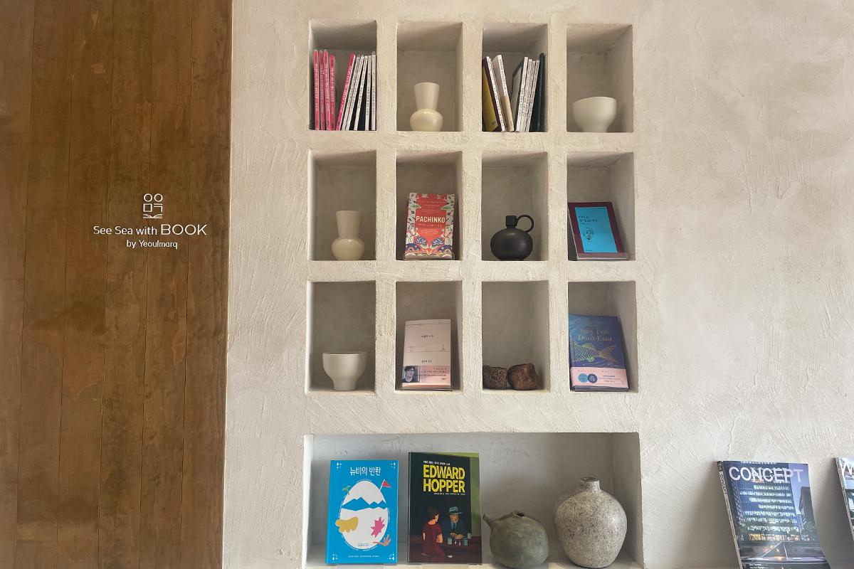 Декоративные книжные полки в интерьере кафе Sea Sea with Book.