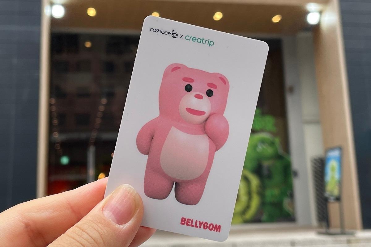 CreatripとBellygomのコラボレーションによる韓国で多機能な交通カードの可愛いピンクのデザイン。公共交通やコンビニで便利に利用可能なプリペイドカード。韓国旅行の必需品！