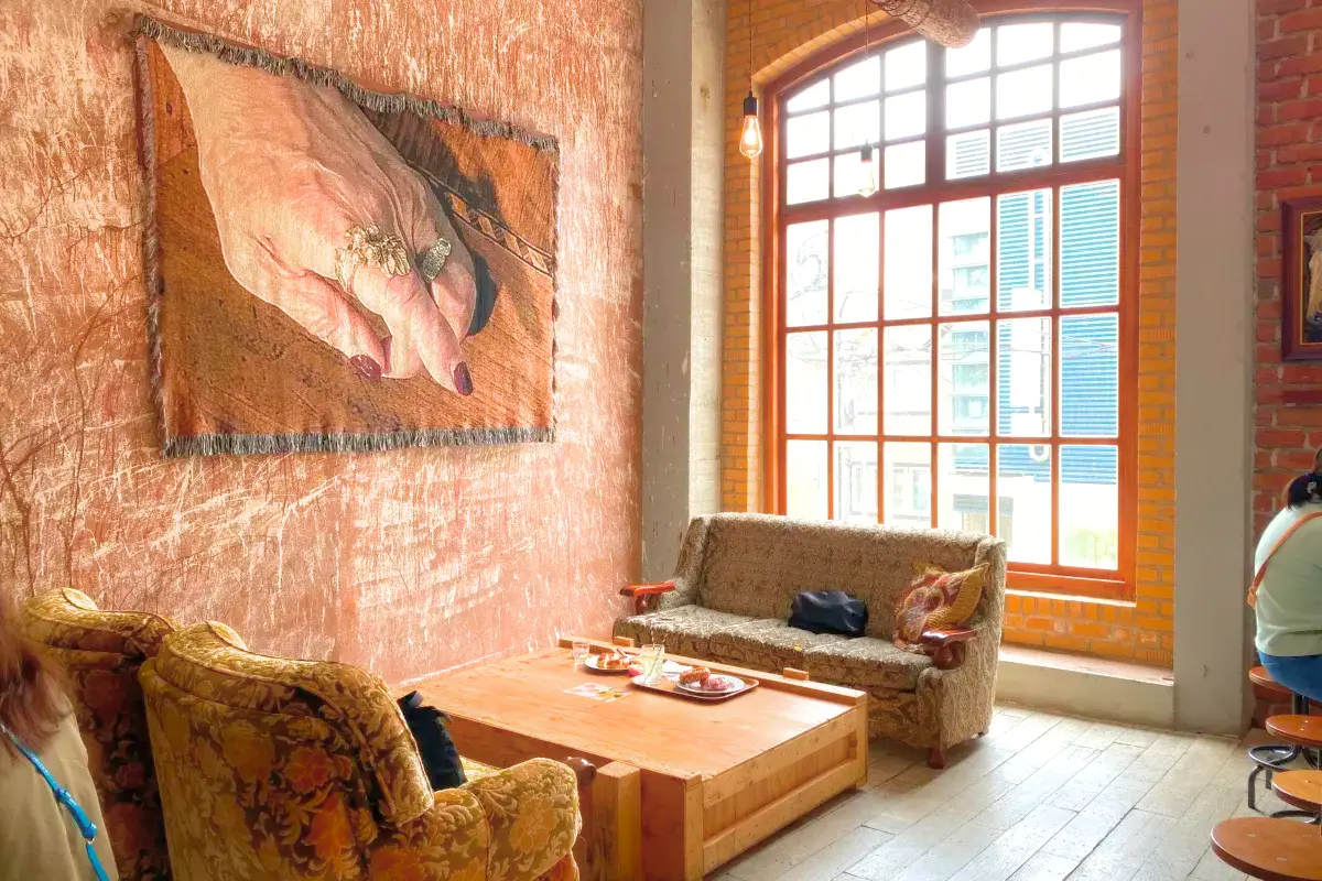 bên trong London Bagel Museum, Dosan - quán cafe xinh như bước ra từ truyện cổ tích ở Hàn Quốc