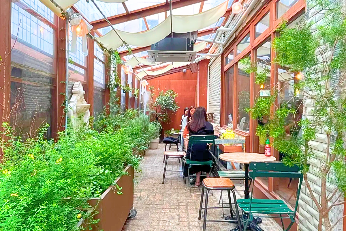 khu sân ngoài trời tại Cafe Pepper, Jamsil - quán cafe xinh như bước ra từ truyện cổ tích ở Hàn Quốc