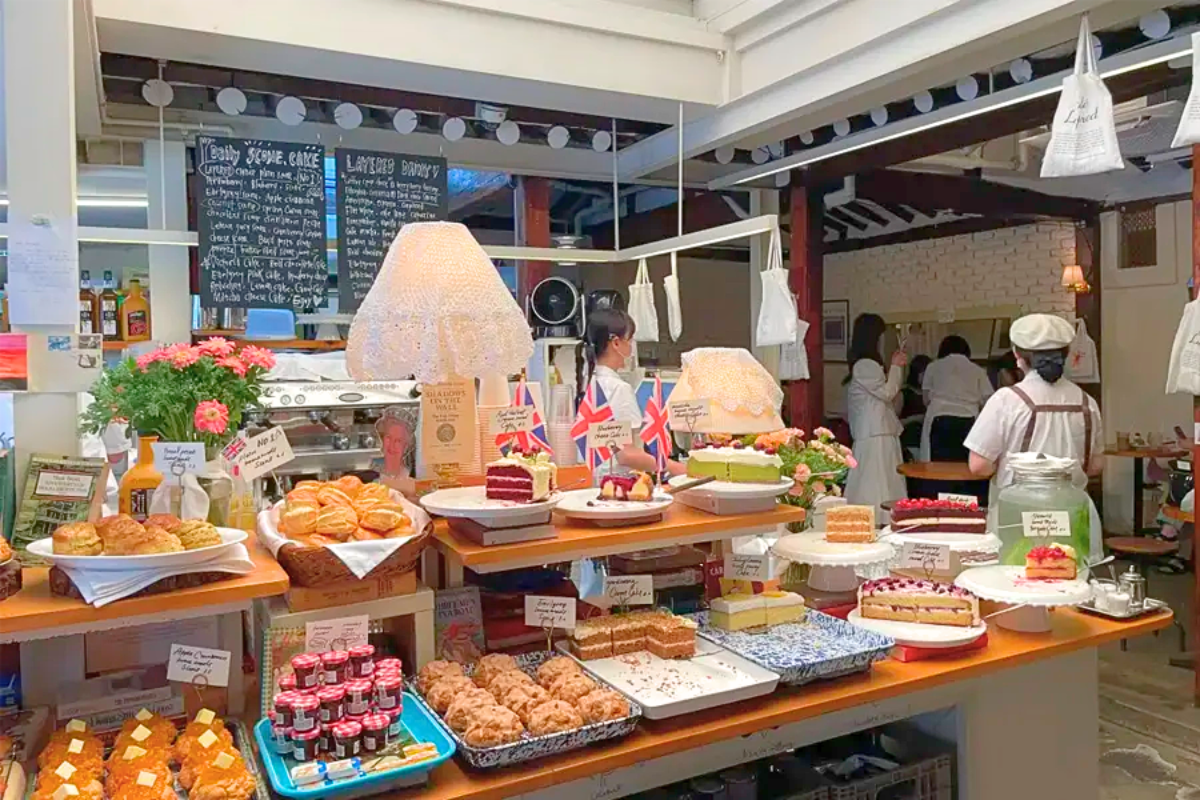 bánh ngọt tại Cafe Layered, Anguk - quán cafe xinh như bước ra từ truyện cổ tích ở Hàn Quốc