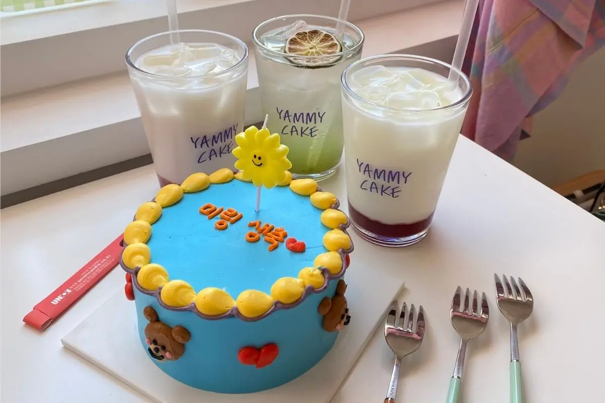 bánh sinh nhật và đồ uống ở Yammy Cake 야미케이크