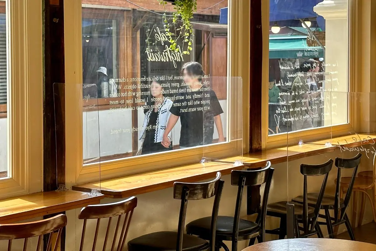 ghế bên cạnh cửa sổ ở Cafe Highwaist: Cafe xinh xắn với bánh cực ngon ở Ikseondong, Seoul, gyeongbokgung