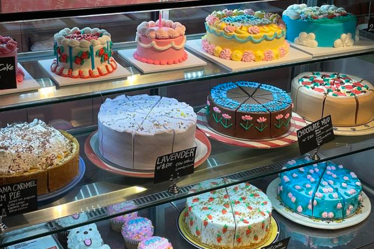 bánh kem tại Dinga Cake - quán cafe xinh như bước ra từ truyện cổ tích ở Hàn Quốc