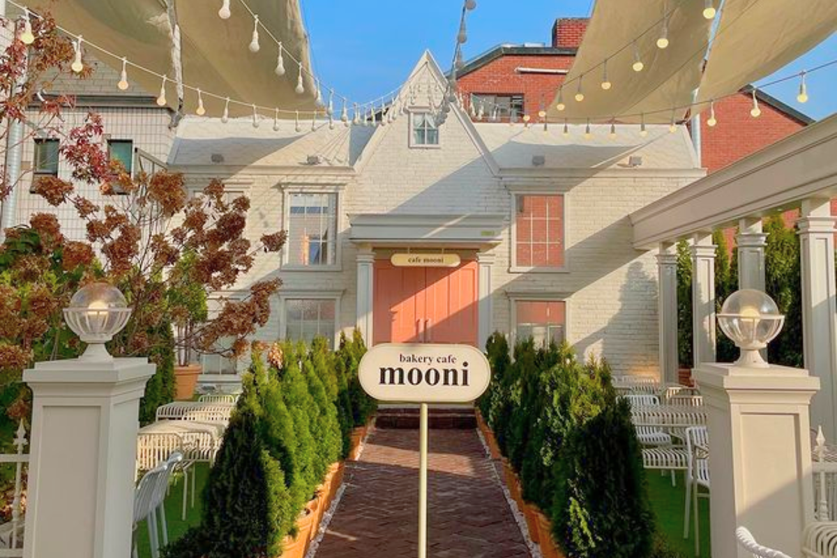 Mooni, Apgujeong - quán cafe xinh như bước ra từ truyện cổ tích ở Hàn Quốc