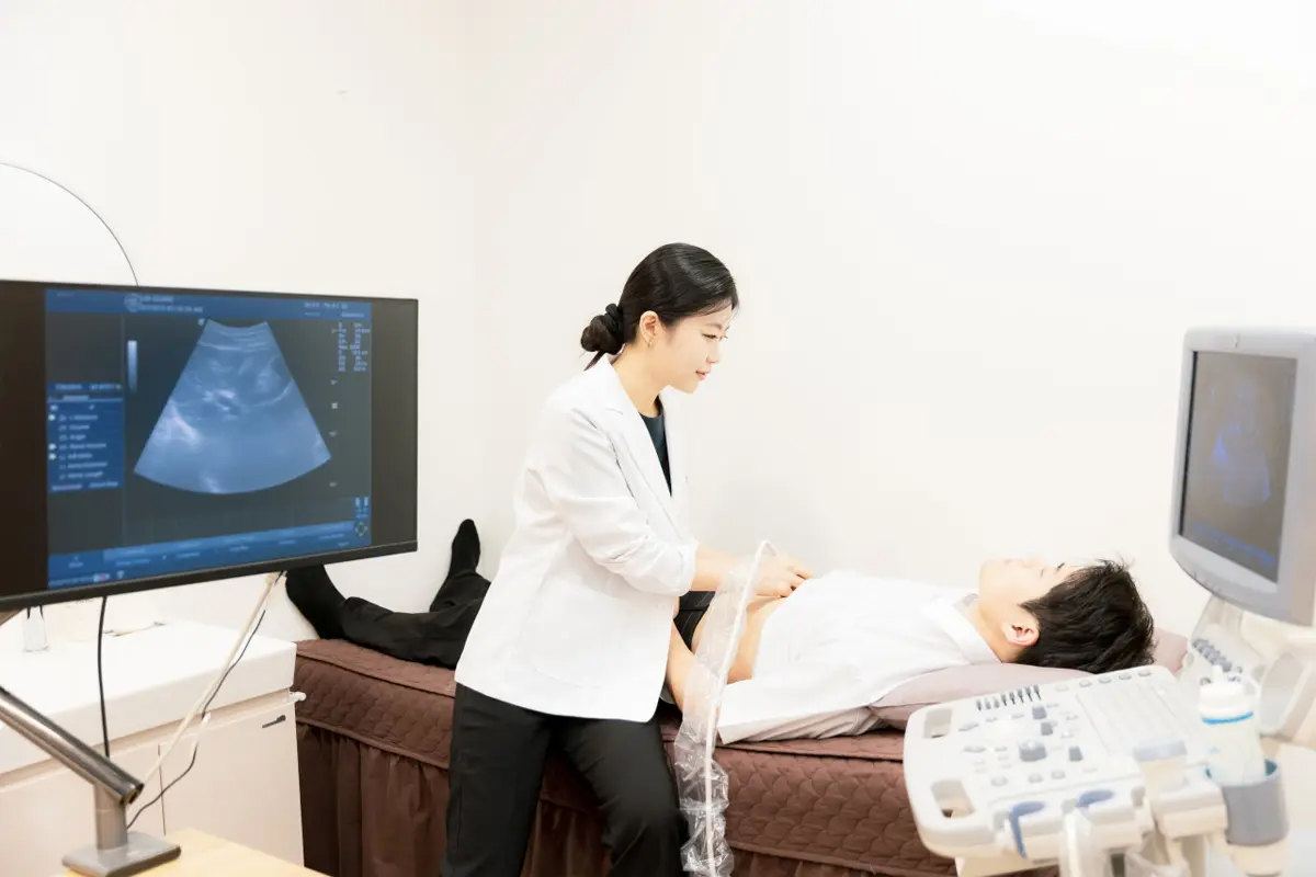 Bức ảnh cận cảnh các gói trà thảo mộc tại Phòng mạch Lia, với bao bì đẹp mắt và thành phần thiên nhiên quý giá.