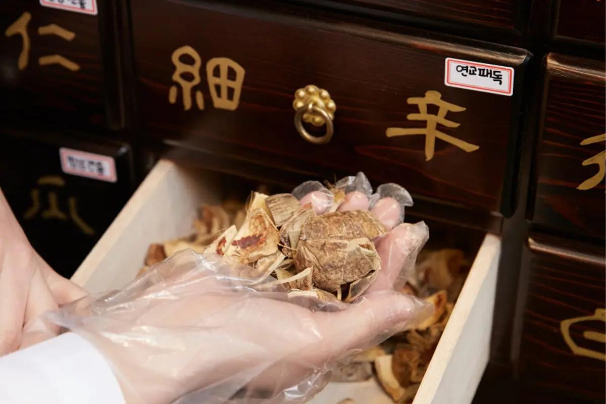 クリニック内の薬材を示す画像。従来の漢方薬材が収納され、治療のさまざまなニーズに応える準備が整っている。