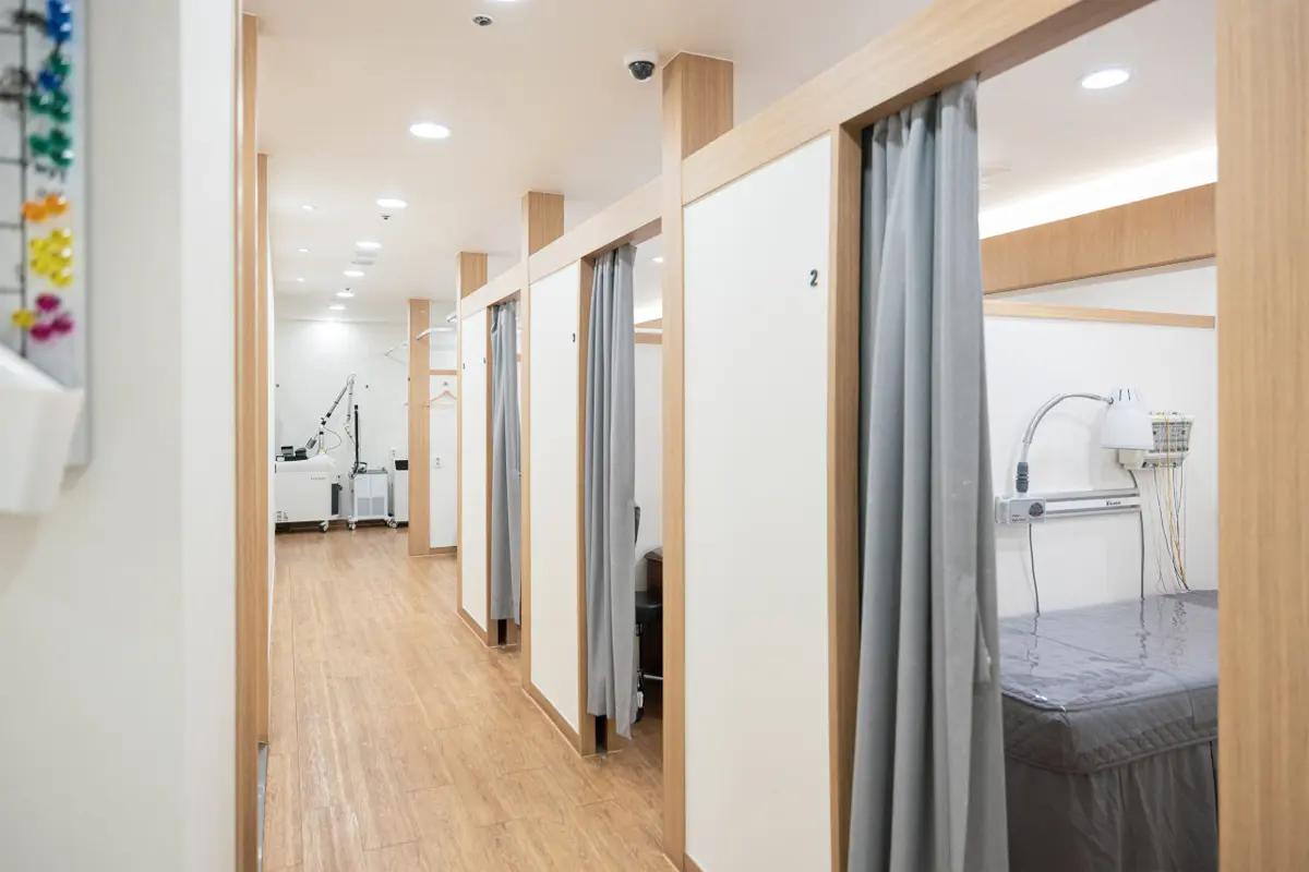 施術室の全体像を示した写真。専用の施術ベッドが配置され、リラックスできる環境が整備されている。