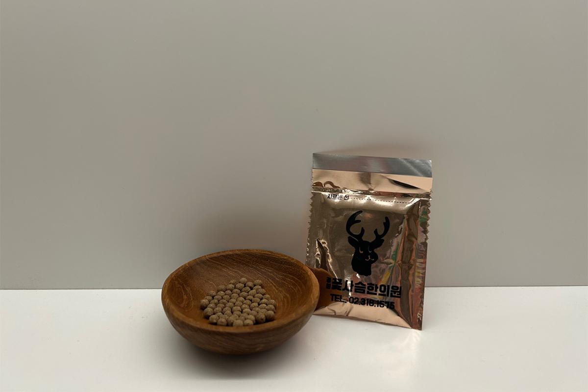 Bộ thảo mộc được sử dụng trong liệu pháp điều trị tại phòng mạch Hàn Quốc, giúp cải thiện sức khỏe tổng thể thông qua các thành phần tự nhiên.