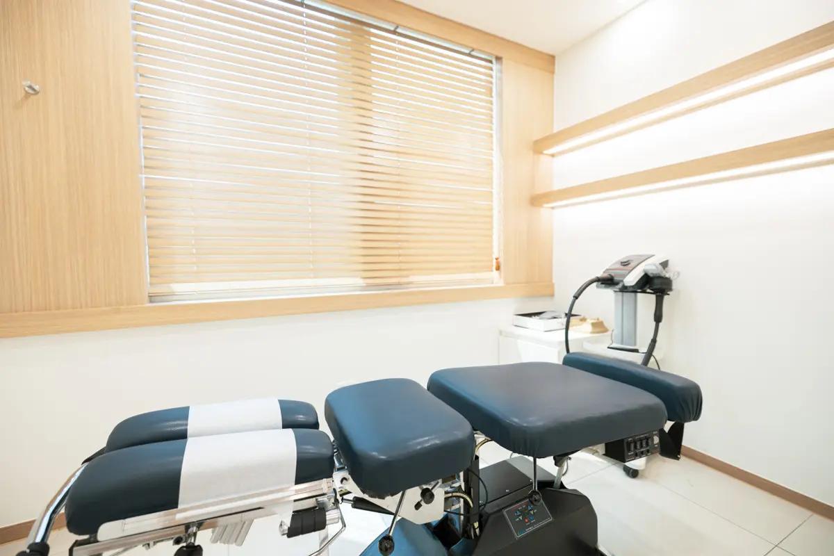 クリニック内の診察風景を示す写真。韓医学の専門家による丁寧なカウンセリングが行われている様子が映っている。