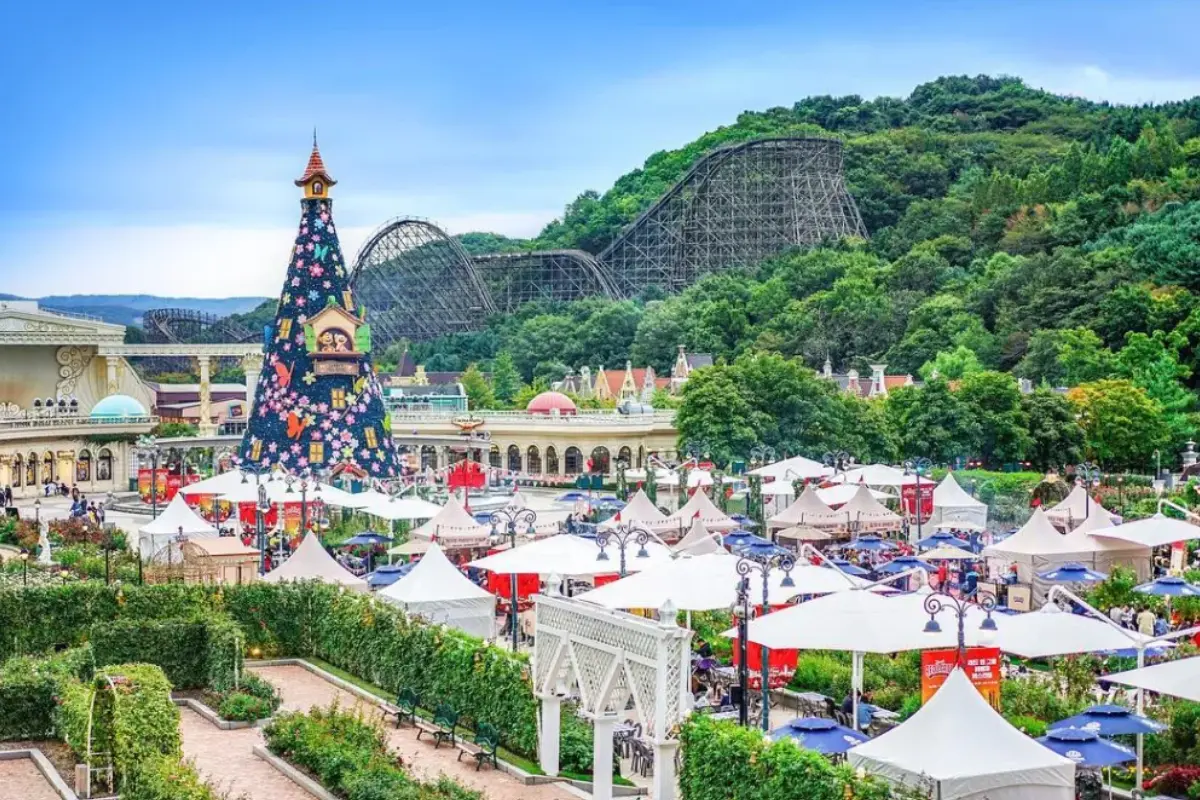 愛寶樂園環球集市入口，周圍滿是各式商店和餐廳，熙熙攘攘的人群。