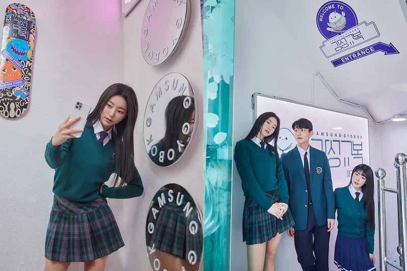 大邱の感性制服店で制服を着てポーズを取る女性。背後には植物とフェアリーライトが見える。