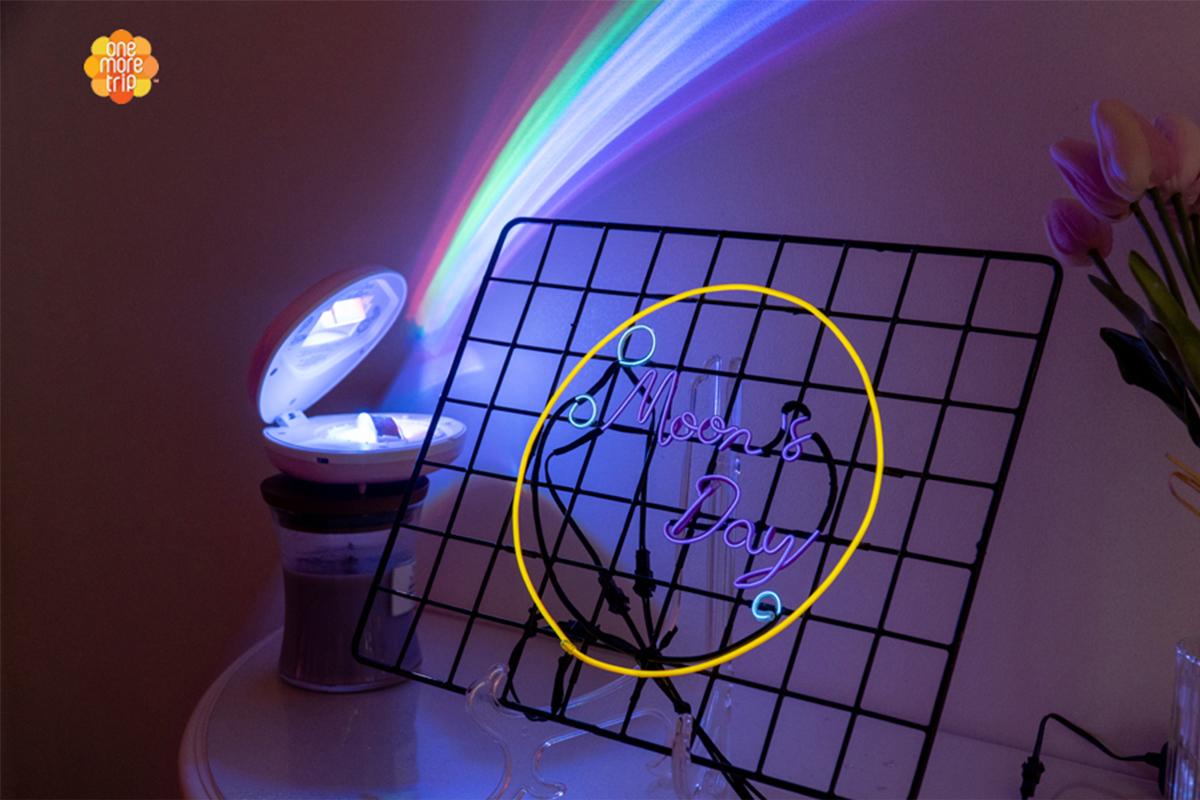 Hasil akhir neon sign berbentuk lingkaran dengan teks 'Moon's Day' yang bersinar dalam lingkungan yang gelap di SMOOD, Seoul.