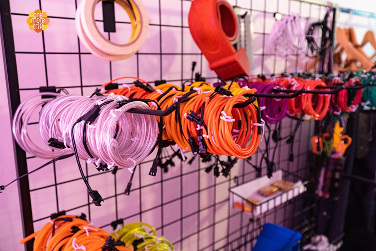 Beragam tabung neon berwarna tergantung di workshop SMOOD, siap untuk digunakan dalam proyek pembuatan neon sign di Gangnam, Seoul.