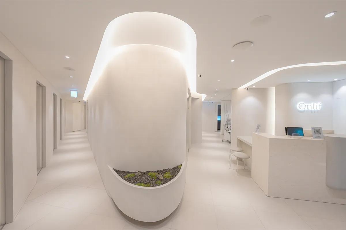 オンリフ美容整形外科の内装、ミニマルでモダンなデザインが特徴的。