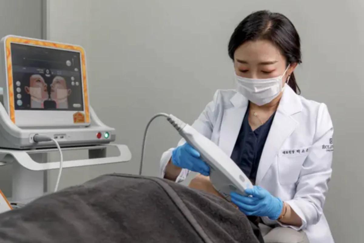 エクラド皮膚科医院内での治療風景、高度な施術器具が使用されている。