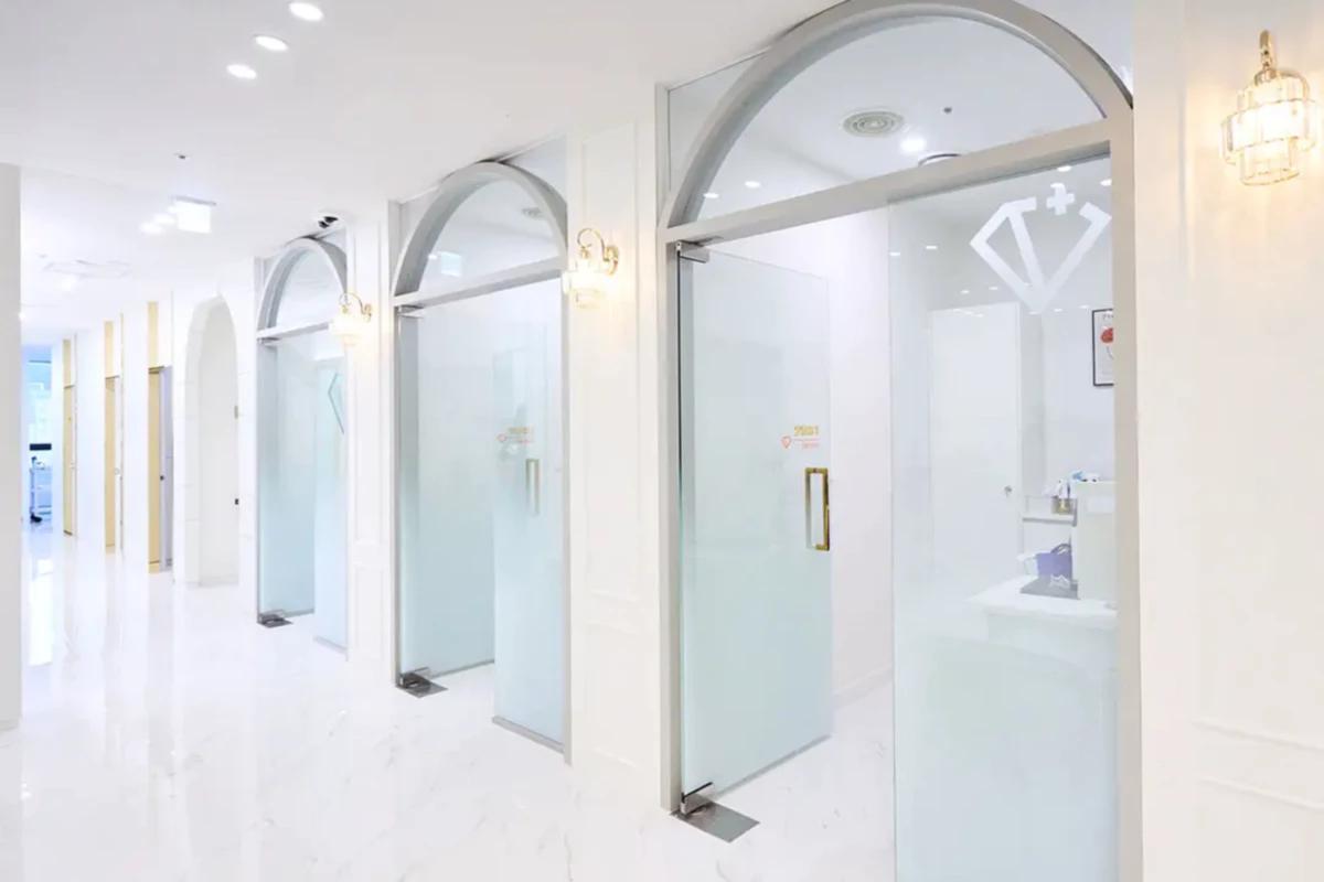 ゴールデンバランスクリニックの診察室、機能的なデザインが施されている。