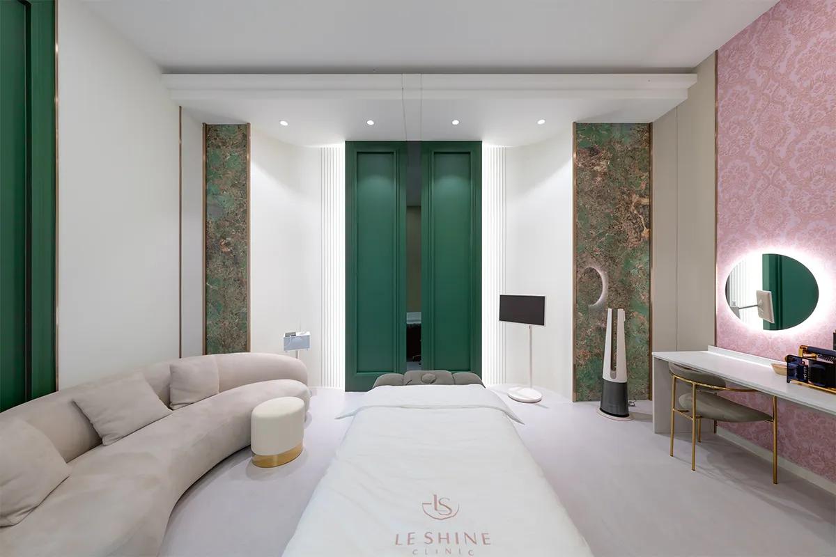 ルシャイン医院のプライベートルーム、高級感漂うインテリアで、快適な施術環境を提供。