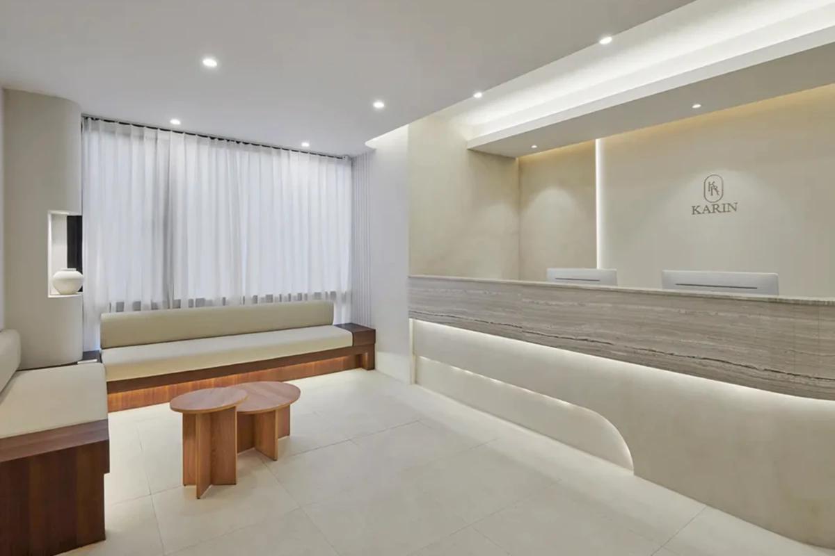 KARINクリニックの受付、ホワイトを基調にした清潔感のあるレセプションエリア。