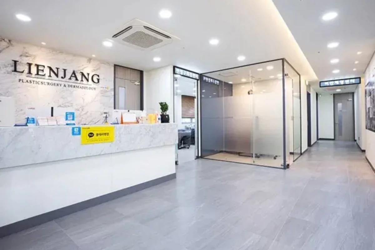 リエンジャン美容外科の受付、明るく清潔感のあるロビーが印象的。